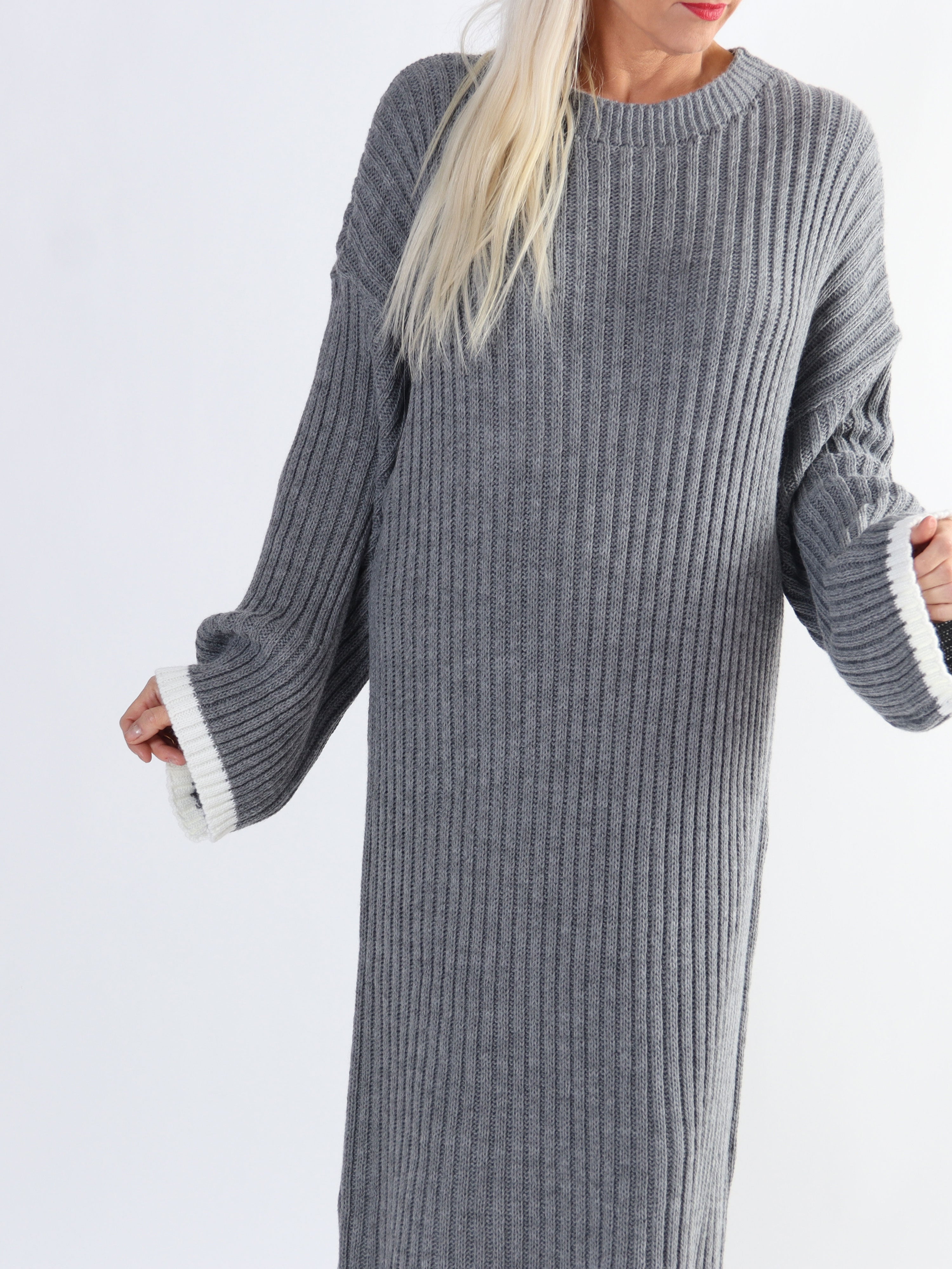 Ramona - Lang plus size strikkjole med farvet kanter